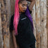 Frau mit Technostoff Embroidery Backseam T-Shirt mit Stick auf der Brust und Detailprints in schwarz